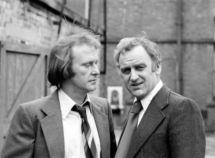 Framed Print : John Thaw and Dennis Waterman - March 1978 filming for the TV series Framed Print : John Thaw and Dennis Waterman - March 1978 filming for the TV series