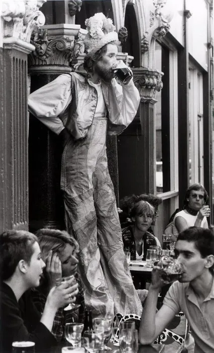 Framed Print : John Trigger stilt walker stops for a pint of beer in Covent Garden