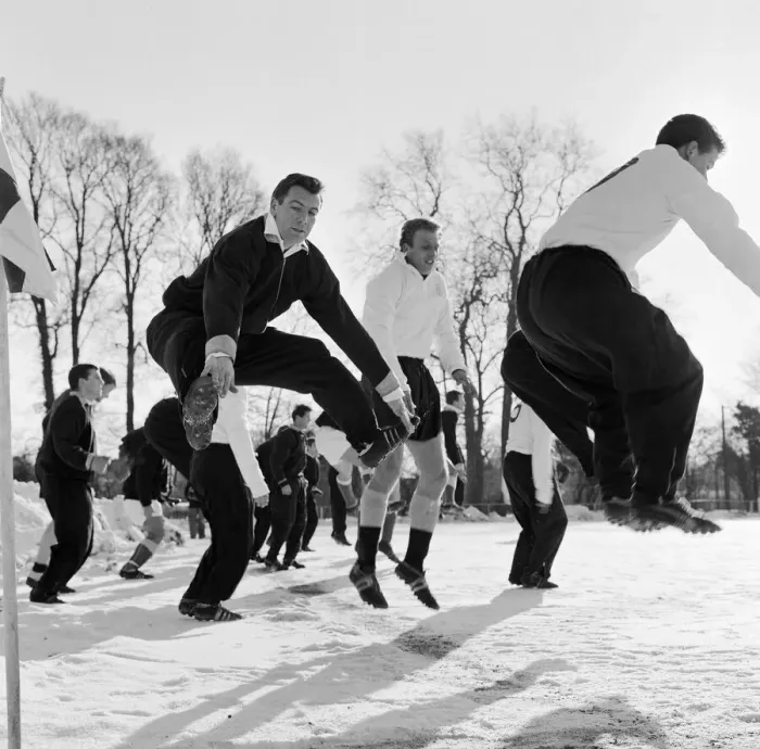 Framed Print : Johnny Haynes training with Fulham Reserves at Leatherhead FC in the snow