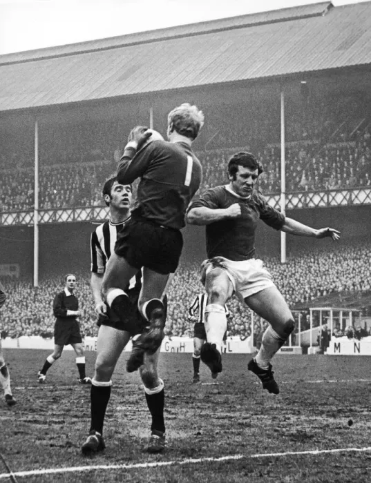 Framed Print : Johnny Morrissey of Everton leaps for the ball as Newscastle keeper Willie McFaul comes