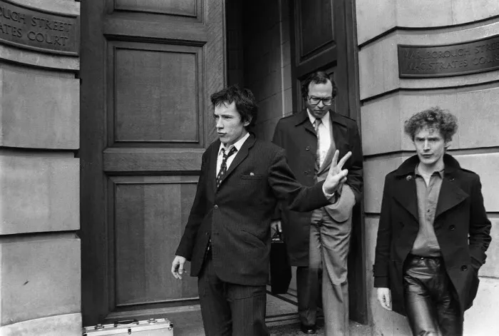 Framed Print : Johnny Rotten of The Sex Pistols at court 1977 with manager Malcolm McLaren Framed Print : Johnny Rotten of The Sex Pistols at court 1977 with manager Malcolm McLaren