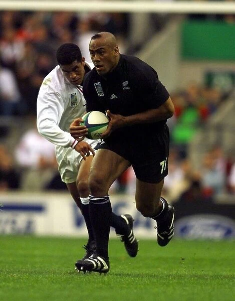 Jonah Lomu scoring a try Oct 1999 breaks the tackle of Jeremy Guscott to go