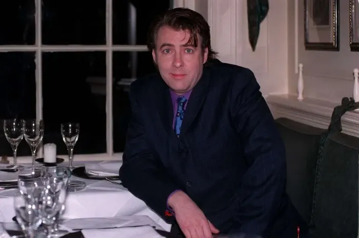 Framed Print : Jonathan Ross TV Presenter December 1997 Siting at table A©mirrorpix Framed Print : Jonathan Ross TV Presenter December 1997 Siting at table A©mirrorpix