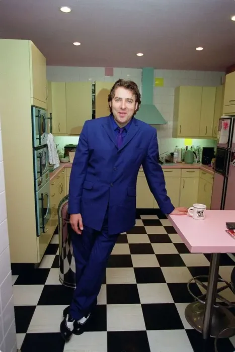 Framed Print : Jonathan Ross TV Presenter September 1998 At home in his kitchen A©mirrorpix Framed Print : Jonathan Ross TV Presenter September 1998 At home in his kitchen A©mirrorpix