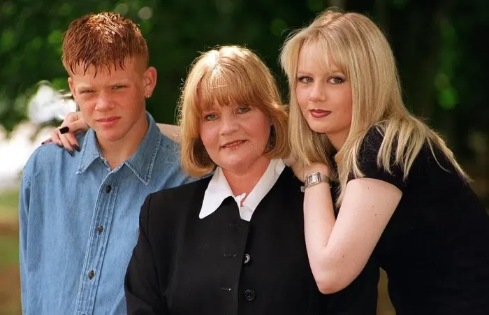 Framed Print : Jordan, Lynn and Lauren Higgins, family of snooker icon Alex Higgins