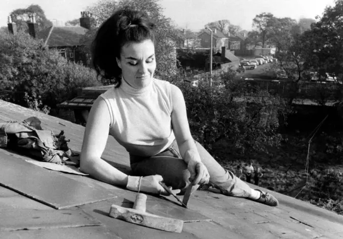 Framed Print : Joyce Peate, at work, high on a rooftop. October 1969 P007860 Framed Print : Joyce Peate, at work, high on a rooftop. October 1969 P007860