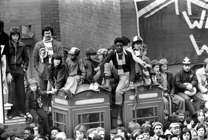 Framed Print : Jubilant West Ham fans gathered outside Newham Town Hall as the West HAm team arrive