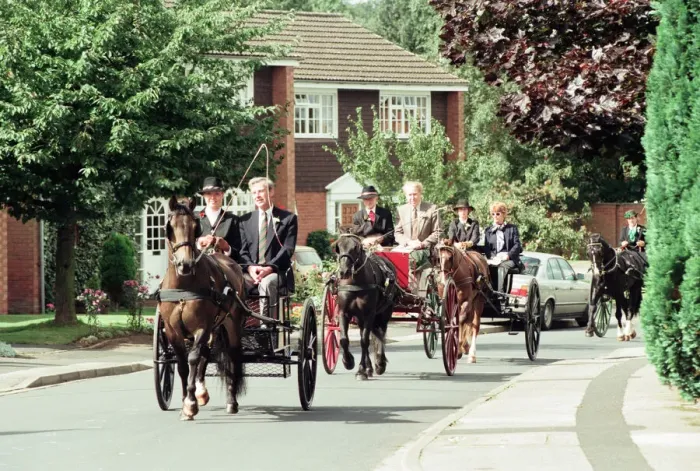 Framed Print : Judges in horse-drawn carriages view the village of Hartlebury, Worcestershire Framed Print : Judges in horse-drawn carriages view the village of Hartlebury, Worcestershire