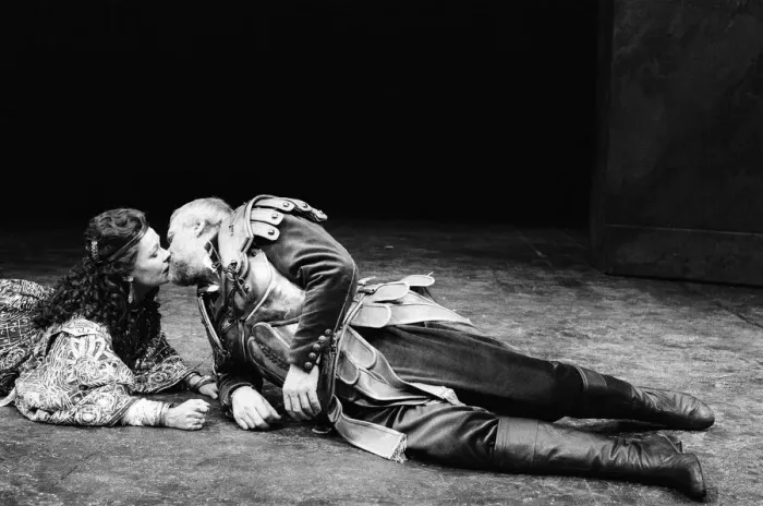 Framed Print : Judi Dench and Anthony Hopkins in Antony and Cleopatra, National Theatre, London Framed Print : Judi Dench and Anthony Hopkins in Antony and Cleopatra, National Theatre, London
