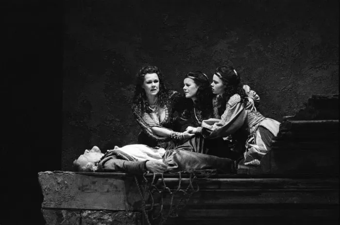 Framed Print : Judi Dench and Anthony Hopkins in Antony and Cleopatra, National Theatre, London