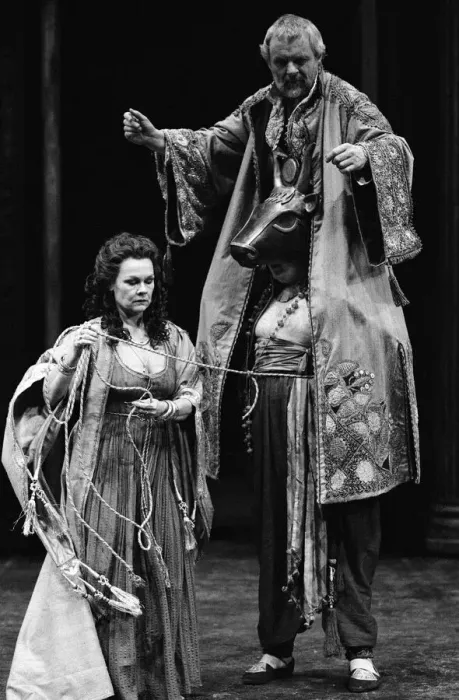 Framed Print : Judi Dench and Anthony Hopkins in Antony and Cleopatra, National Theatre, London