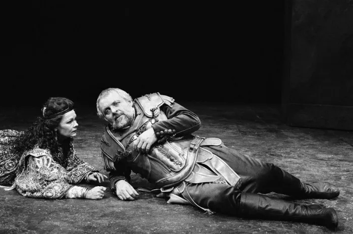 Framed Print : Judi Dench and Anthony Hopkins in Antony and Cleopatra, National Theatre, London Framed Print : Judi Dench and Anthony Hopkins in Antony and Cleopatra, National Theatre, London