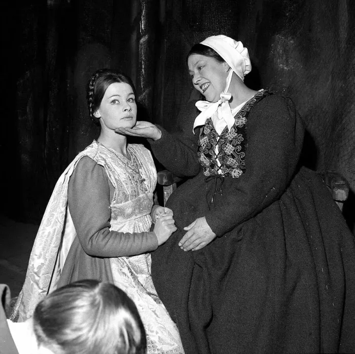 Framed Print : Judi Dench as Juliet and Peggy Mount as the Nurse in the 1960 Old Vic production of Romeo
