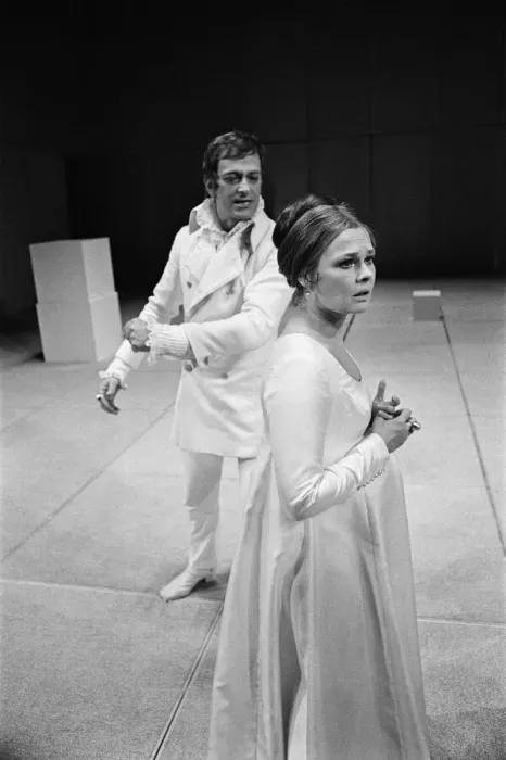 Framed Print : Judi Dench (who plays Hermione) with Barrie Ingham (who plays Leontes Framed Print : Judi Dench (who plays Hermione) with Barrie Ingham (who plays Leontes