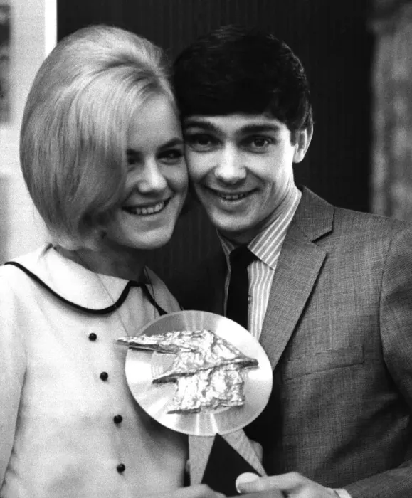 Framed Print : Judi Johnson presents the Super National Getaway trophy to American singer Gene Pitney Framed Print : Judi Johnson presents the Super National Getaway trophy to American singer Gene Pitney