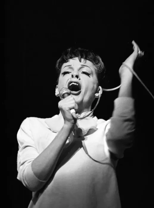 Framed Print : Judy Garland and her daughter are returning to the London Palladium for a repeat Framed Print : Judy Garland and her daughter are returning to the London Palladium for a repeat