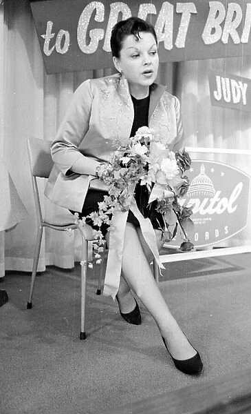 Judy Garland at press interview holding flowers July 1960