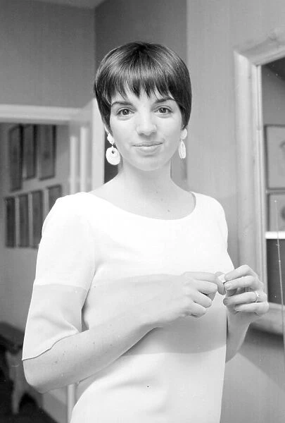 Judy Garlands daughter Lisa Minnelli age 20 pictured her at her Chelsea flat in the Kings
