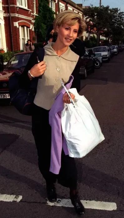 Framed Print : Julia Carling TV Presenter leaves her Putney Home to go to work Framed Print : Julia Carling TV Presenter leaves her Putney Home to go to work