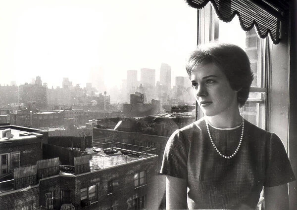 JULIE ANDREWS (ACTRESS) IN HER NEW YORK APARTMENT. 1961 01  /  01  /  1961