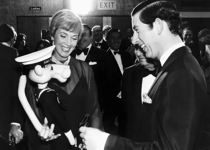 Framed Print : Julie Andrews Actress wife of Pink Panther film director Blake Edwards presents a model
