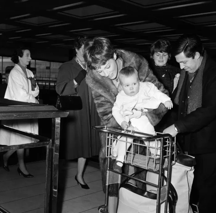 Framed Print : Julie Andrews and her daughter Emma leave London Airport for New York