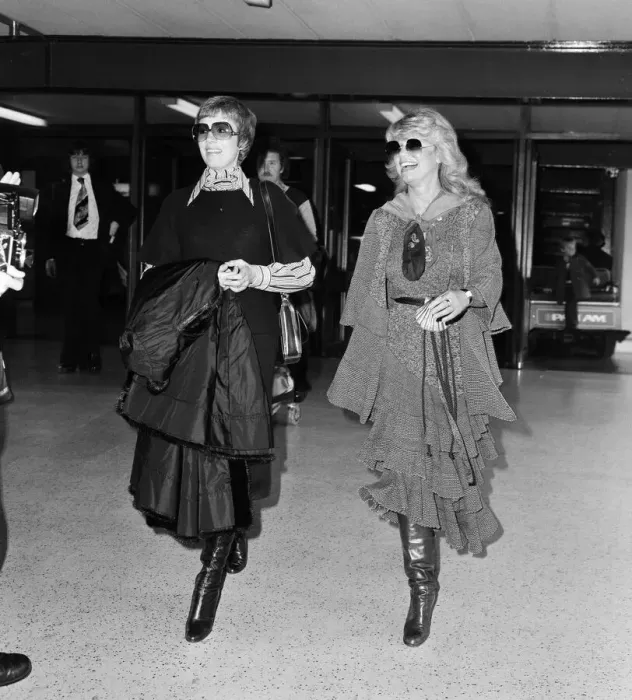Framed Print : Julie Andrews and Dyan Cannon flew into Heathrow together after a chance meeting aboard a