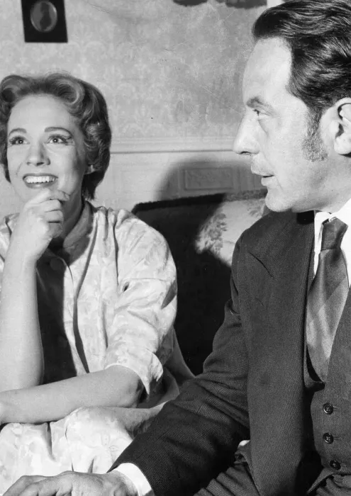 Framed Print : Julie Andrews with portrait painter Pietro Annigoni in her dressing room during original Framed Print : Julie Andrews with portrait painter Pietro Annigoni in her dressing room during original