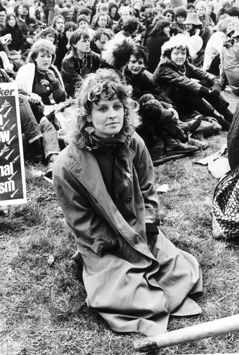 Framed Print : Julie Christie Actress sitting on grass at Greenham Common to Ban the Bomb April