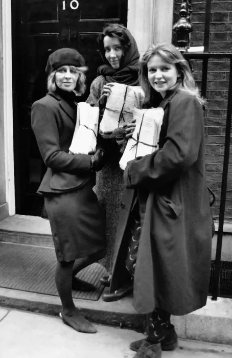 Framed Print : Julie Christie and celebrities at 10 Downing Street 1989 with petition condemning Pol