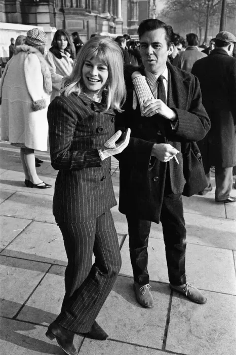 Framed Print : Julie Christie and Dirk Bogarde on location outside the Victoria Framed Print : Julie Christie and Dirk Bogarde on location outside the Victoria
