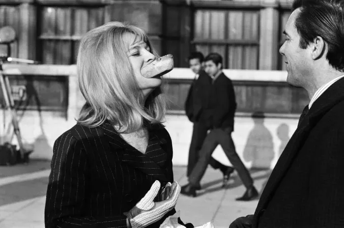 Framed Print : Julie Christie on location outside the Victoria and Albert Museum in South Kensington Framed Print : Julie Christie on location outside the Victoria and Albert Museum in South Kensington