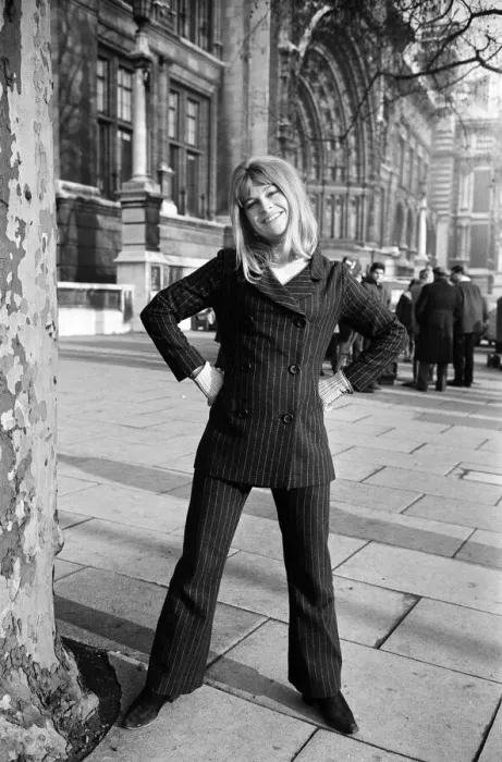 Framed Print : Julie Christie on location outside the Victoria and Albert Museum in South Kensington
