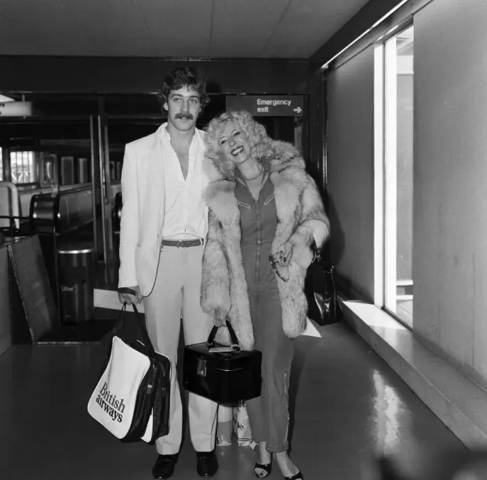 Framed Print : Julie Goodyear - Bet Lynch from Coronation Street - leaving from Heathrow for Los Angeles