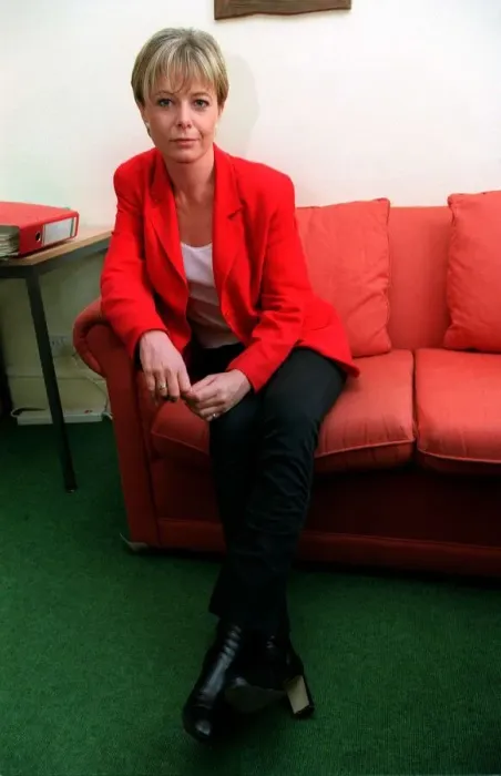 Framed Print : Juliet Morris TV Presenter December 1998 At home sitting on sofa A©mirrorpix