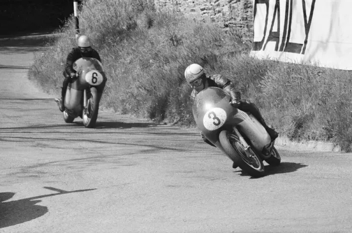 Framed Print : Junior International 350cc race, Isle of Man. Mike Hailwood (3 Framed Print : Junior International 350cc race, Isle of Man. Mike Hailwood (3