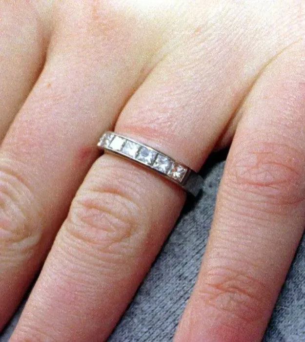 Framed Print : Kate Winslet engagment ring Framed Print : Kate Winslet engagment ring
