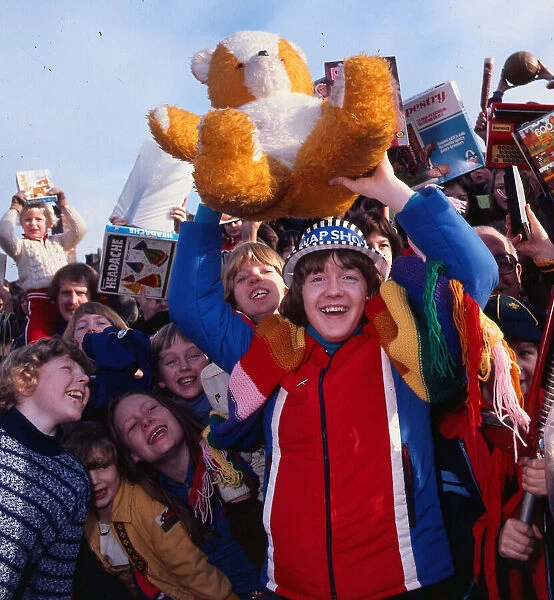 Keith Chegwin surrounded by children January 1977 A©mirrorpix