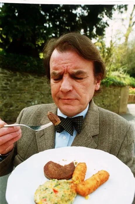 Framed Print : Keith Floyd Television Chef sampling pub food. June 1991 Local Caption Framed Print : Keith Floyd Television Chef sampling pub food. June 1991 Local Caption