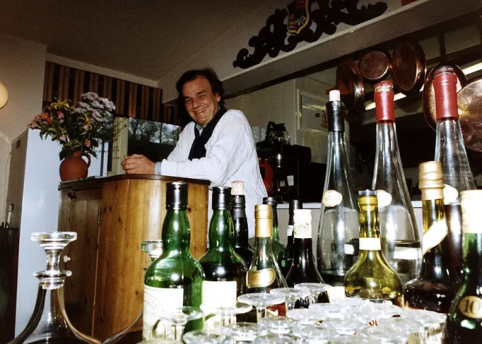 Framed Print : Keith Floyd TV Cook Presenter and Chef look out over a restaurant from behind the bar Framed Print : Keith Floyd TV Cook Presenter and Chef look out over a restaurant from behind the bar