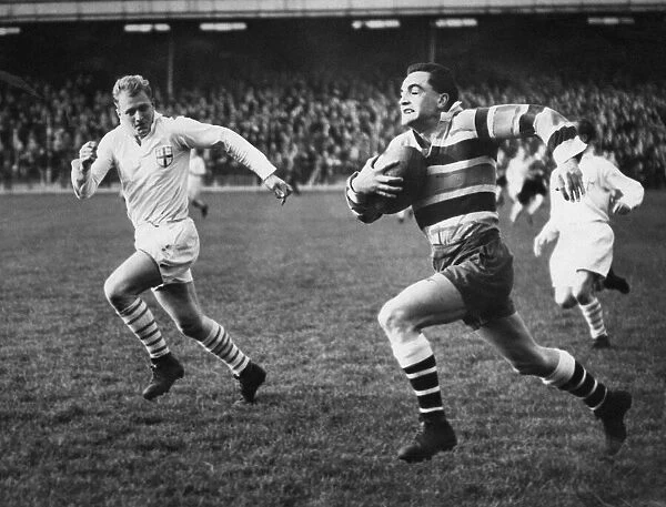 Keith Maddocks, Neath Rugby Union Player, match action, in a race for the London Counties