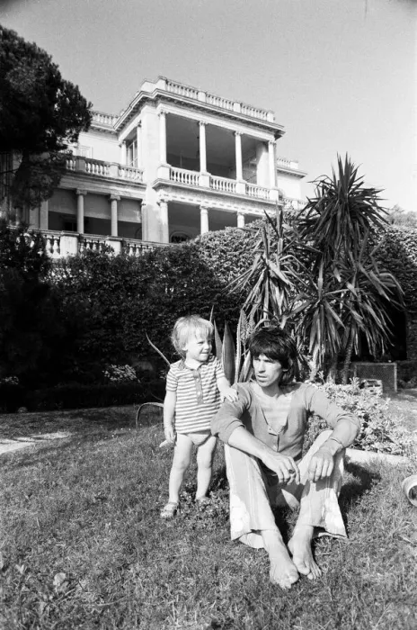 Framed Print : Keith Richard & Anita Pallenberg with his son Marlon at his home Framed Print : Keith Richard & Anita Pallenberg with his son Marlon at his home