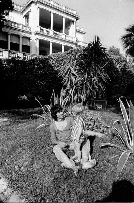 Framed Print : Keith Richard and Anita Pallenbergs South of France residence. May 1971 Framed Print : Keith Richard and Anita Pallenbergs South of France residence. May 1971