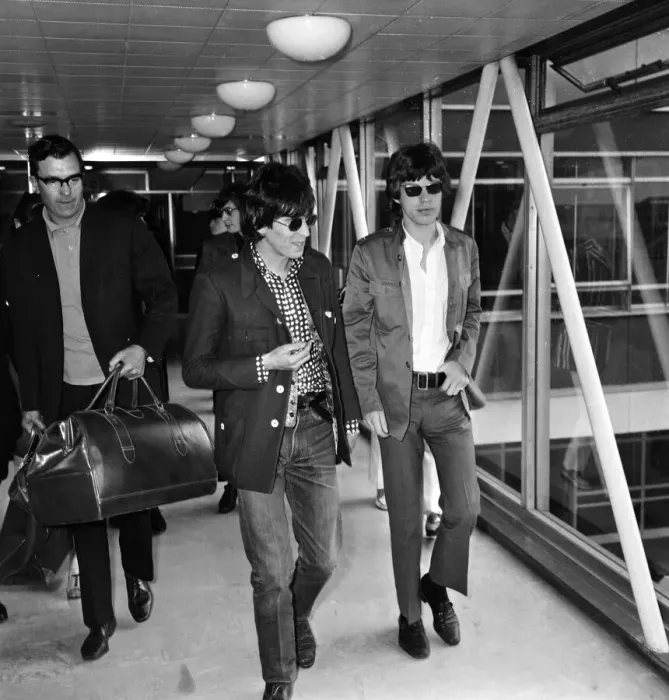 Framed Print : Keith Richards & Mick Jagger of The Rolling Stones at London Airport on 23 June 1966 en