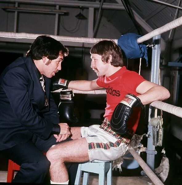 Ken Buchanan boxer 1976 sitting on stool in corner of boxing ring gloves shorts tartan
