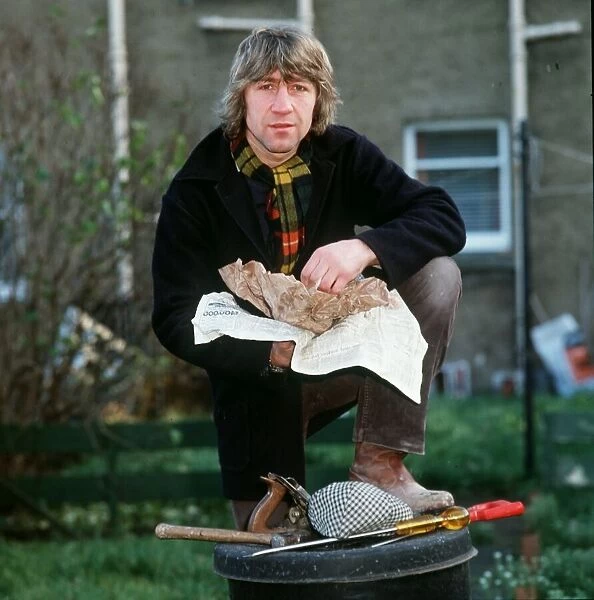 Ken Buchanan boxer 1983 eating fish and chips out of paper foot on dustbin cap tools