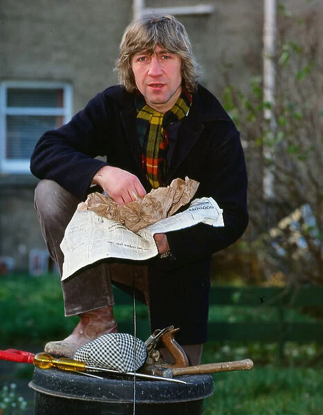Ken Buchanan boxer August 1985 Eating fish supper foot resting on dustbin tools