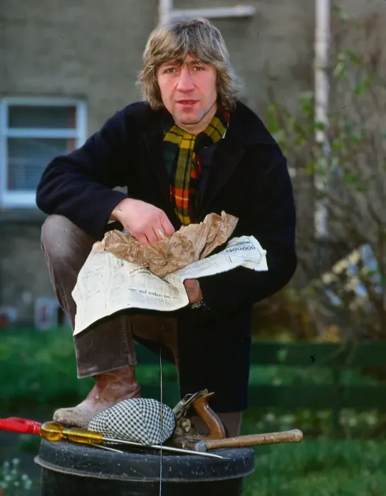 Framed Print : Ken Buchanan boxer August 1985 Eating fish supper foot resting on dustbin tools Framed Print : Ken Buchanan boxer August 1985 Eating fish supper foot resting on dustbin tools
