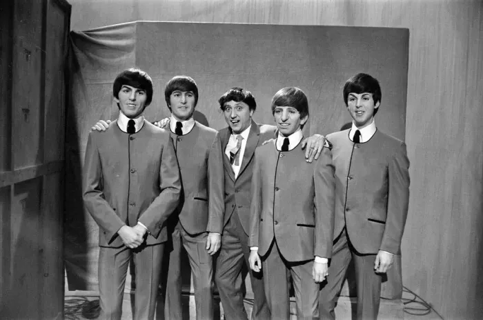 Framed Print : Ken Dodd (centre) posing with Madame Tussauds figures of The Beatles Framed Print : Ken Dodd (centre) posing with Madame Tussauds figures of The Beatles