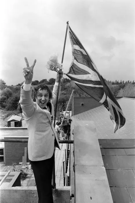 Framed Print : Ken Dodd at Clatterbridge Hospital, Birkenhead. 23rd May 1979 Framed Print : Ken Dodd at Clatterbridge Hospital, Birkenhead. 23rd May 1979